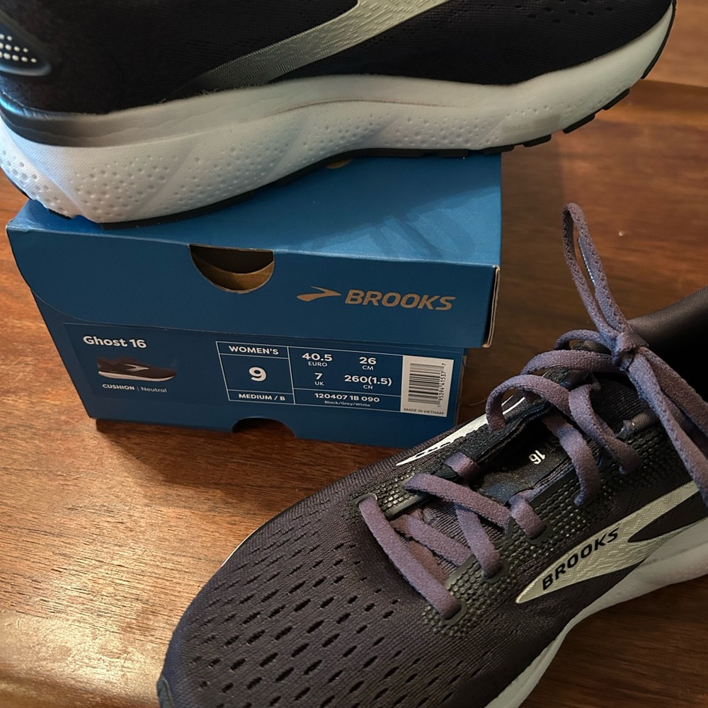 Brooks Ghost 16 Black and White Sneakers
